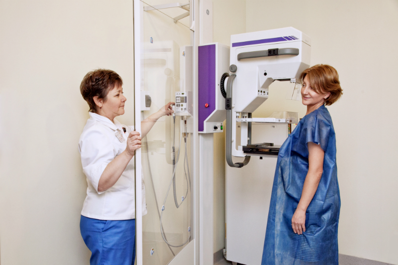Как сделать маммографию в поликлинике. Маммография. Аппарат маммолога. Оборудование для маммографии. Маммография новый аппарат.